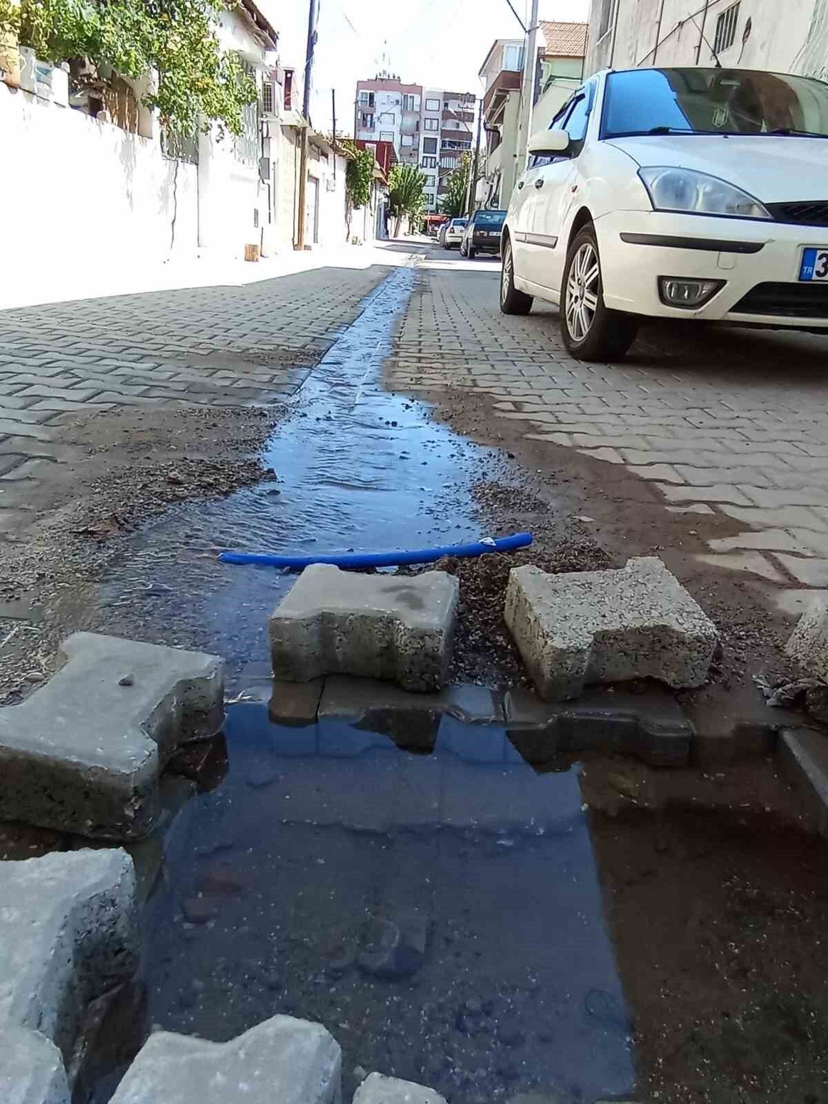 İzmir’in Bergama ilçesinde şebeke hattında meydana gelen patlak nedeniyle 15