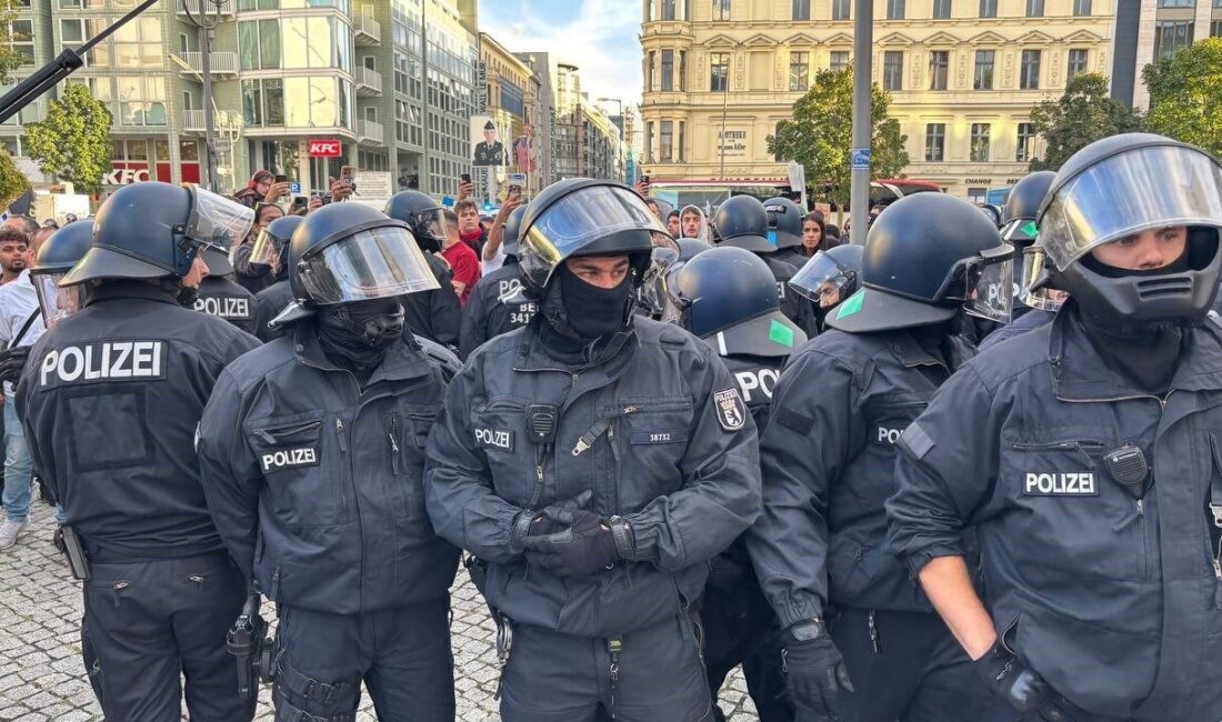 Almanya’nın başkenti Berlin’de Filistinli gruplar tarafından düzenlenen Filistin’e destek gösterisinde
