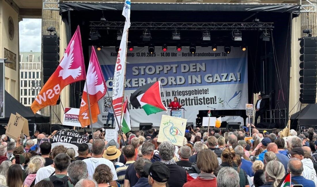 Almanya’nın başkenti Berlin’deki tarihi Brandenburg kapısı önünde düzenlenen gösteride binlerce