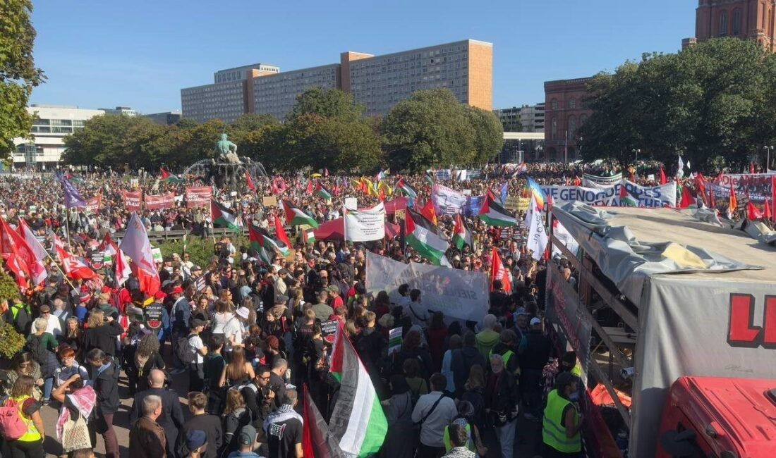 Almanya’nın başkenti Berlin’de “Tüm Gözler Gazze’de” temasıyla toplanan on binlerce