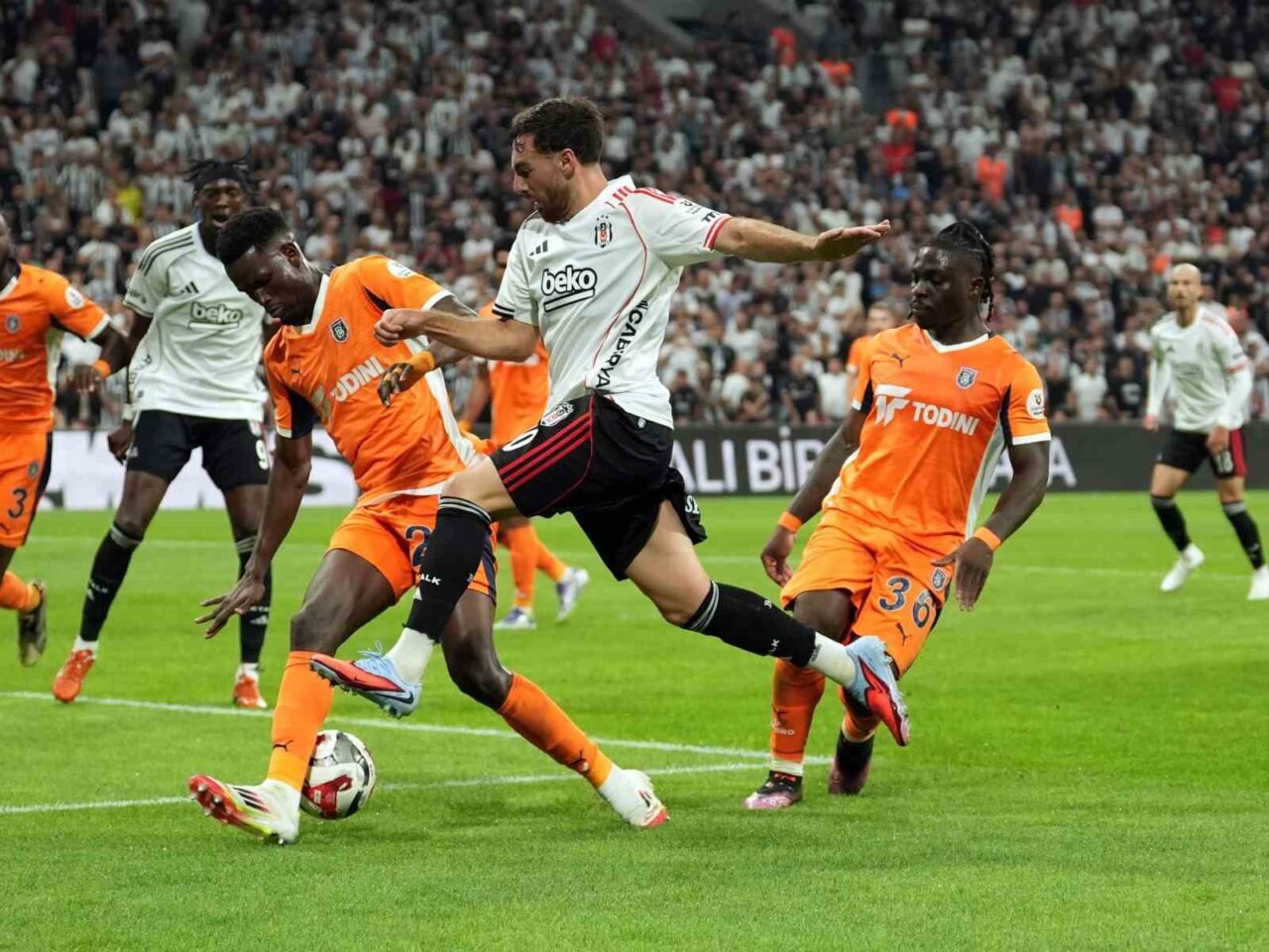 Beşiktaş, Başakşehir ile oynanan maçta kırmızı kart gören Orkun Kökçü