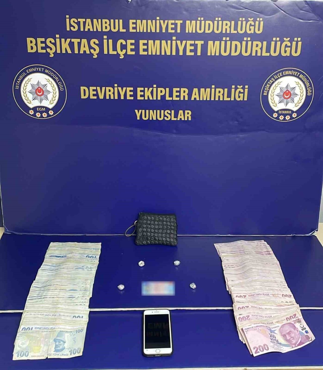 İstanbul’un Beşiktaş ilçesinde uygulama yapan motosikletli yunus polisi, şüphe üzerine