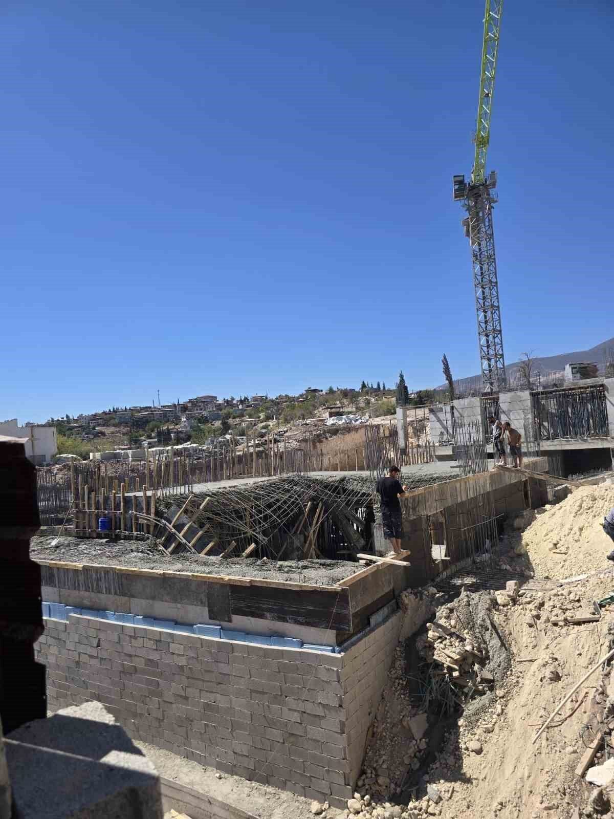 Hatay’da bir inşaatta binada beton dökümü esnasında tabla çöktü, çökme