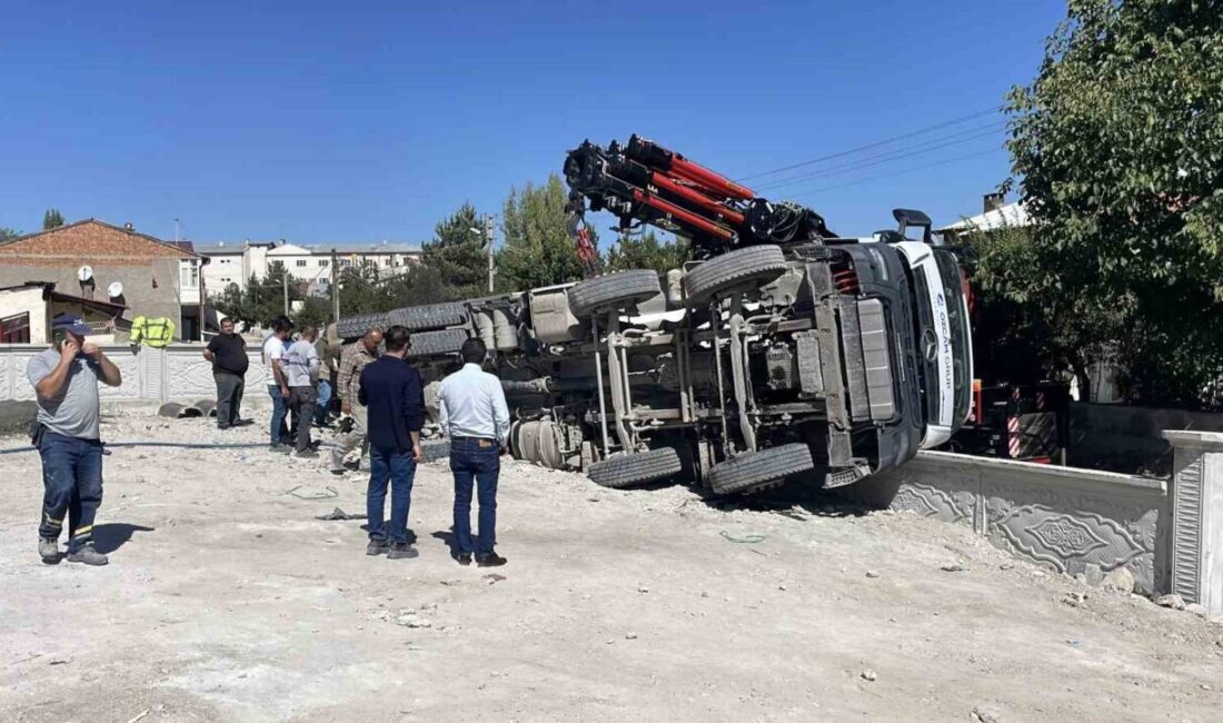 Sivas’ta beton mikseri devrildi, sürücüsü hafif şekilde yaralandı. Edinilen bilgiye