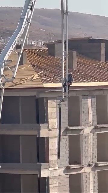 Elazığ’da beton pompasını adeta asansör gibi kullanan ve 6 katlı