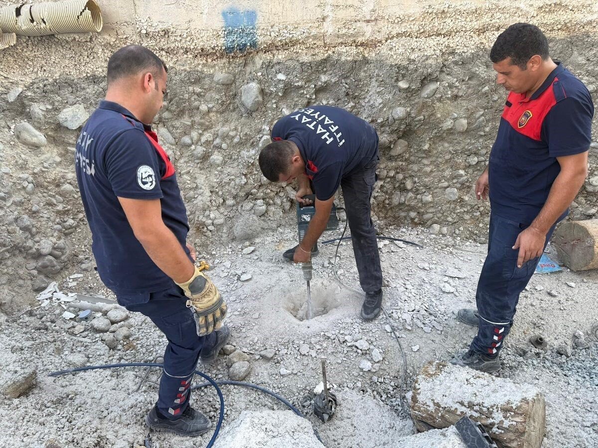 Hatay’da gider borusuna sıkışarak mahsur kalan yavru kedi, zeminin kırılmasıyla