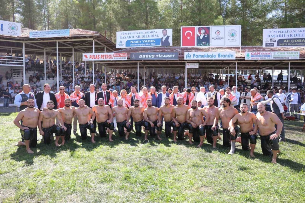 Beyağaç Belediyesi tarafından 14’üncüsü düzenlenen Hüseyin Çokal Yağlı Pehlivan Güreşlerinde