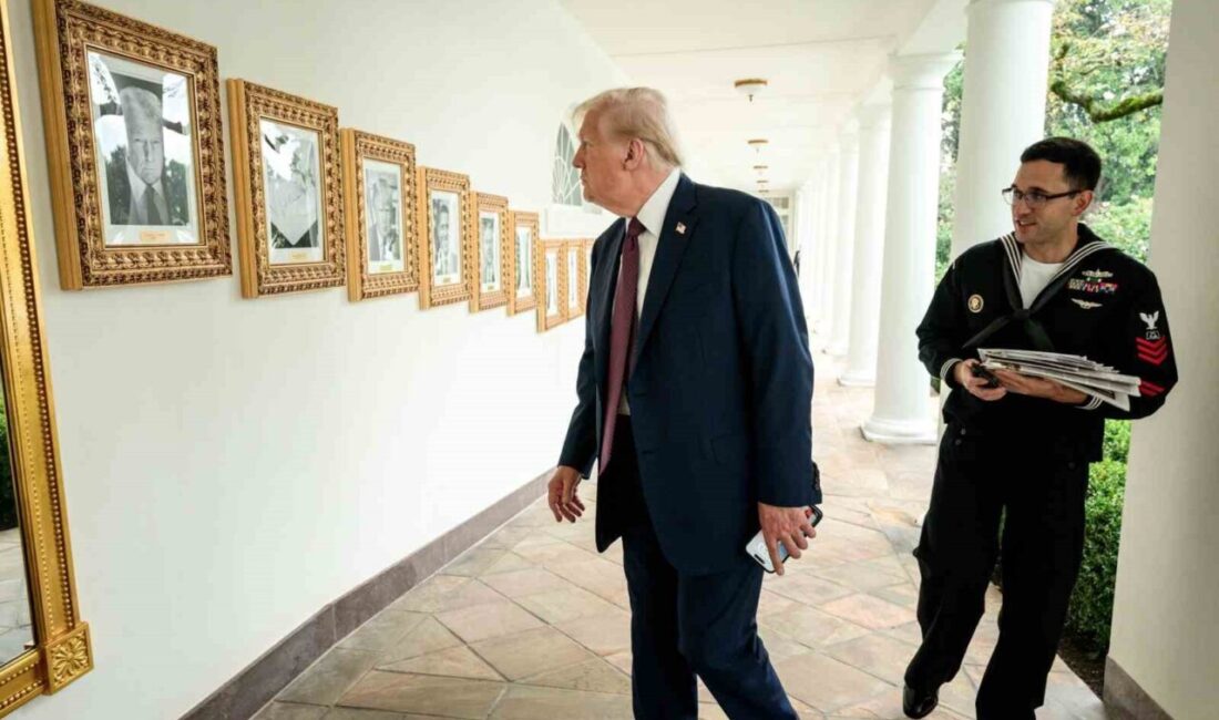 Beyaz Saray’ın Batı Kanadı’nın dışındaki yürüyüş yolu boyunca oluşturulan “Başkanlık