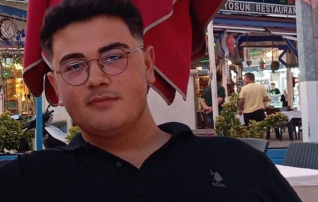 İstanbul’da Beykoz Belediyesi tarafından düzenlenen Çayır Festivali’nde kurulan stantta çalışan