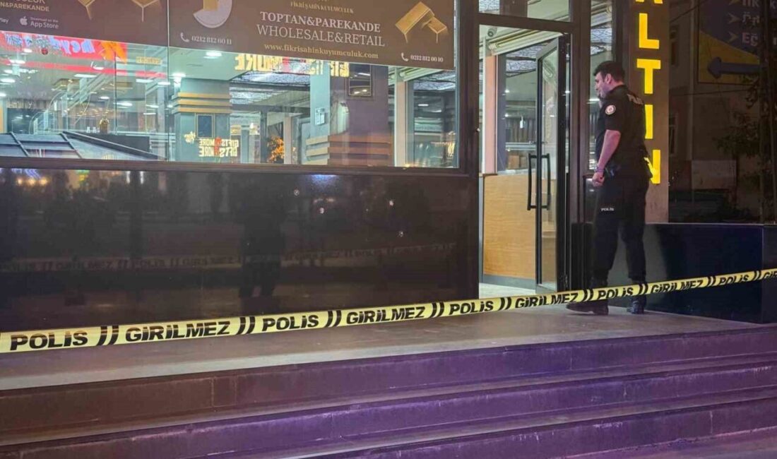 Beylikdüzü’nde bir kuyumcuya motosikletli iki şahıs tarafından silahlı saldırı düzenlendi.