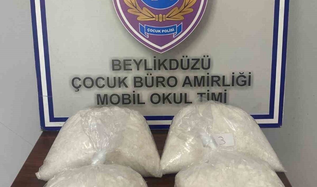 Beylikdüzü’nde polis ekipleri tarafından okul ve çevrelerinde gerçekleştirilen uyuşturucu denetimde