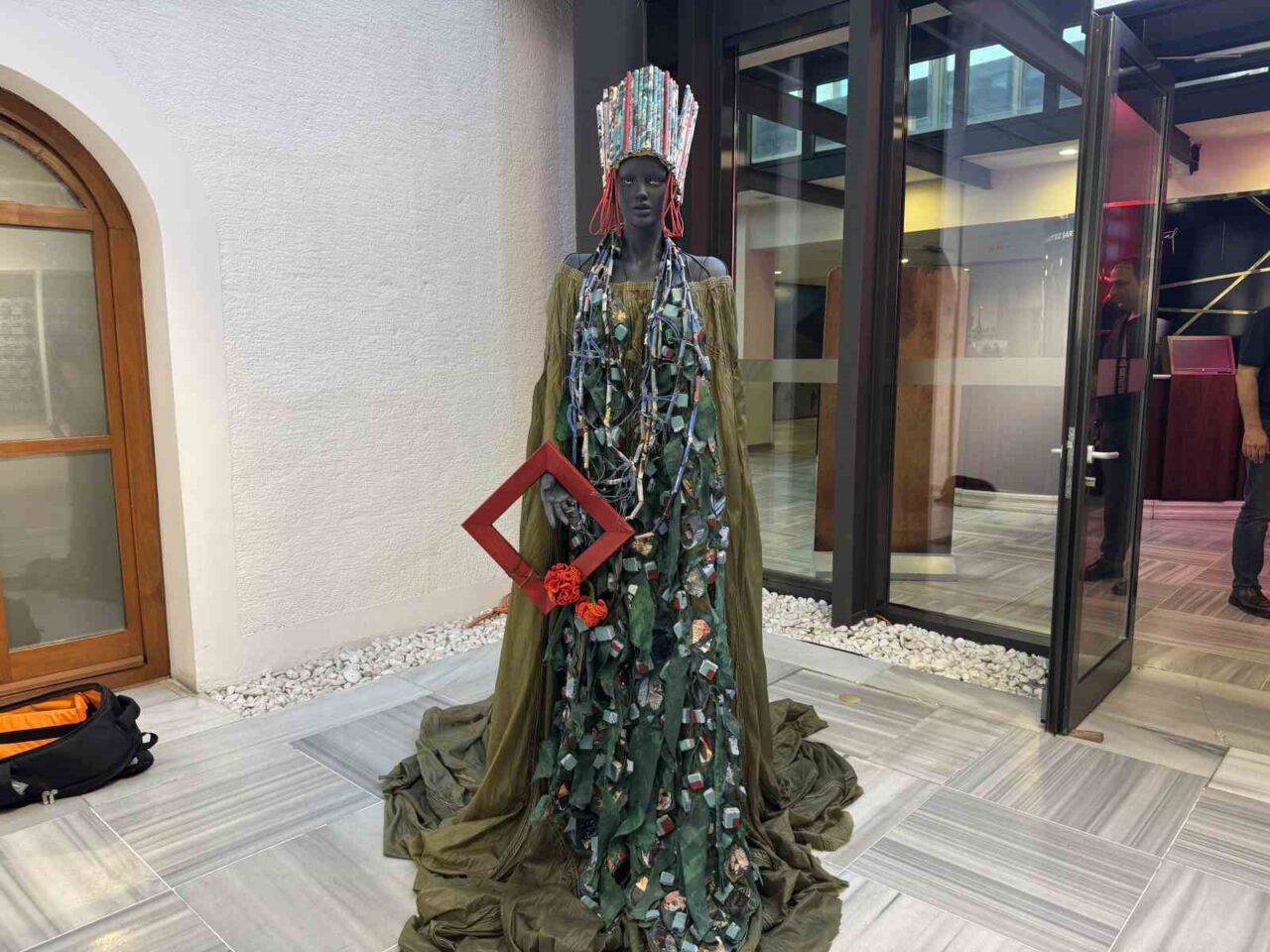 Beyoğlu’nda “ART-icle” ismiyle, geri dönüşüm malzemelerinden üretilen serginin açılışı yapıldı.