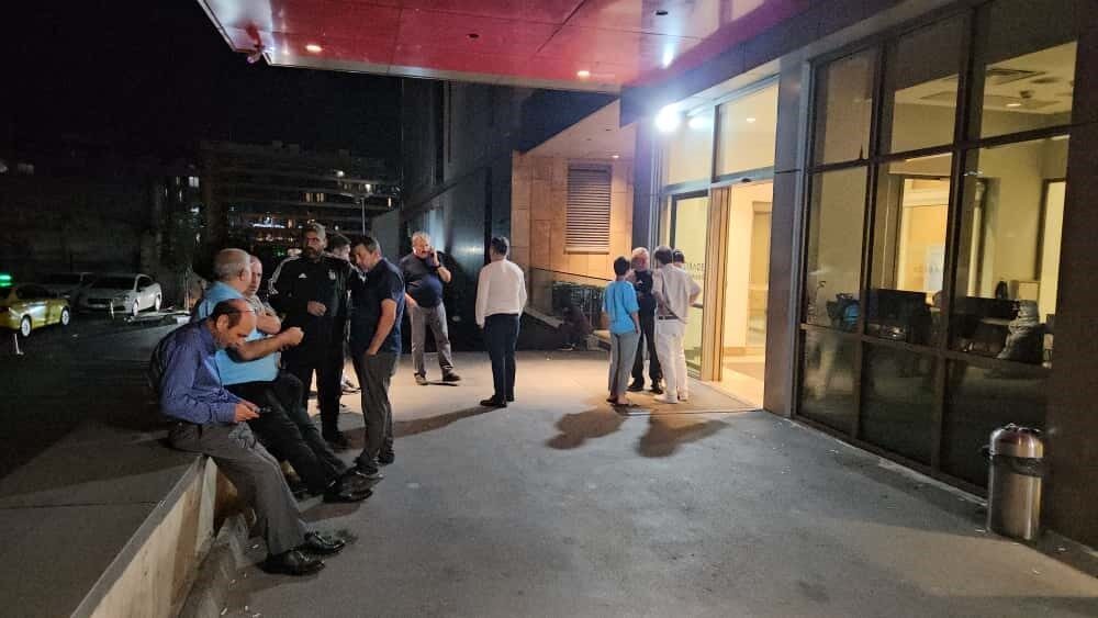 Beyoğlu’nda yolcu olarak aldığı kişi tarafından silahlı saldırıya uğrayan ve