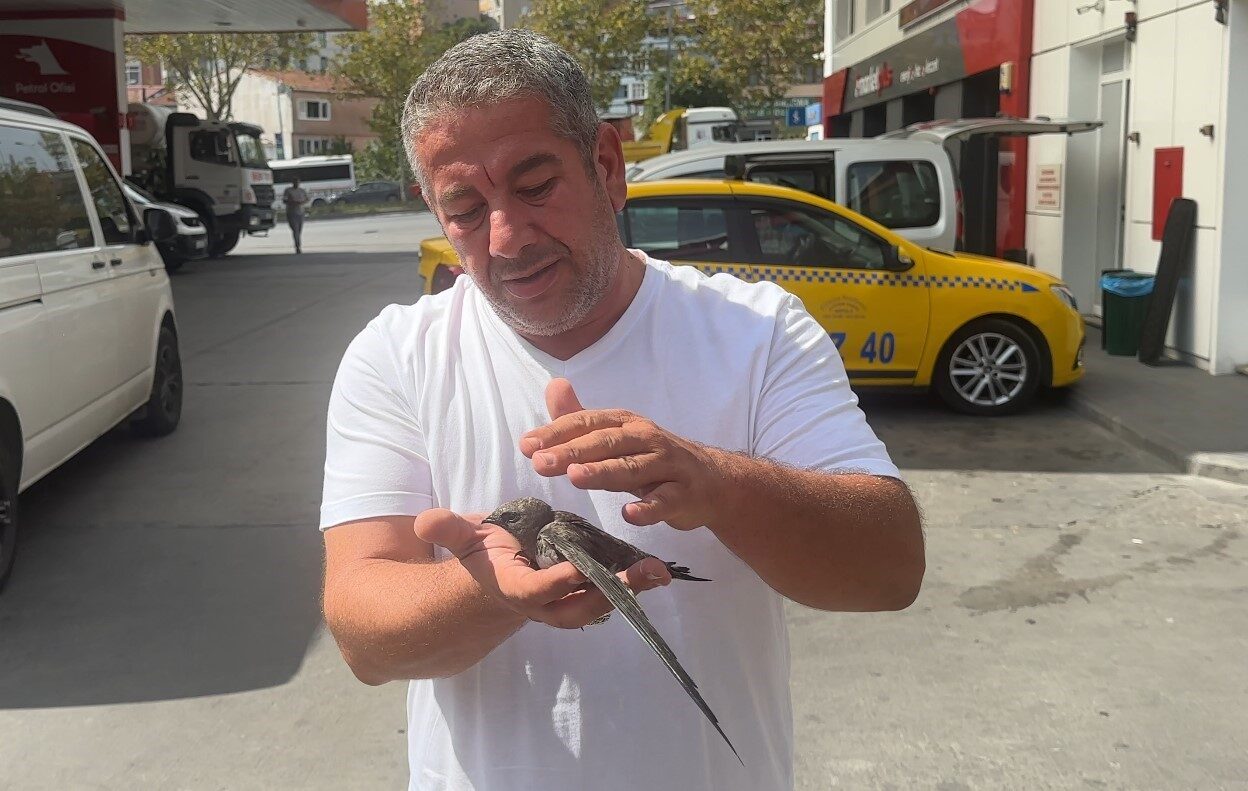İstanbul’un Beyoğlu ilçesinde bir taksici mola için durduğu benzin istasyonunda
