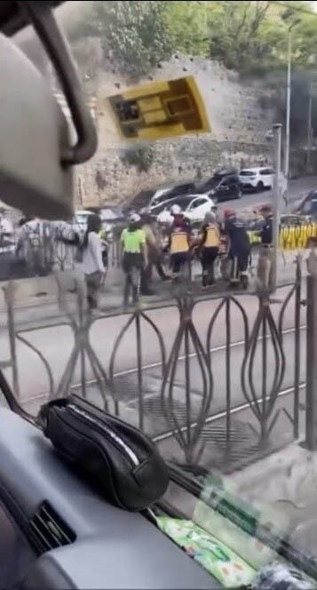 İstanbul Beyoğlu’nda, tramvay durağında yayalara kırmızı ışık yandığı esnada yolun