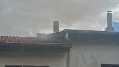 Ankara’nın Beypazarı ilçesinde bir dükkanın çatısından çıkan yangın itfaiye ekipleri