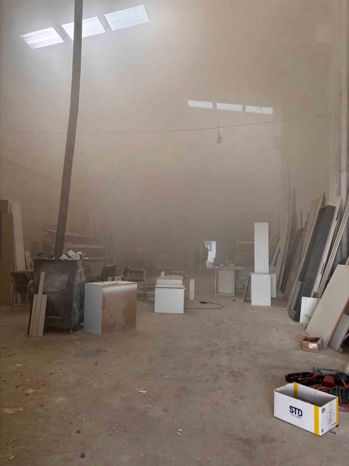 Konya’nın Beyşehir ilçesinde bir mobilya imalathanesinde çıkan yangın, itfaiye ekipleri