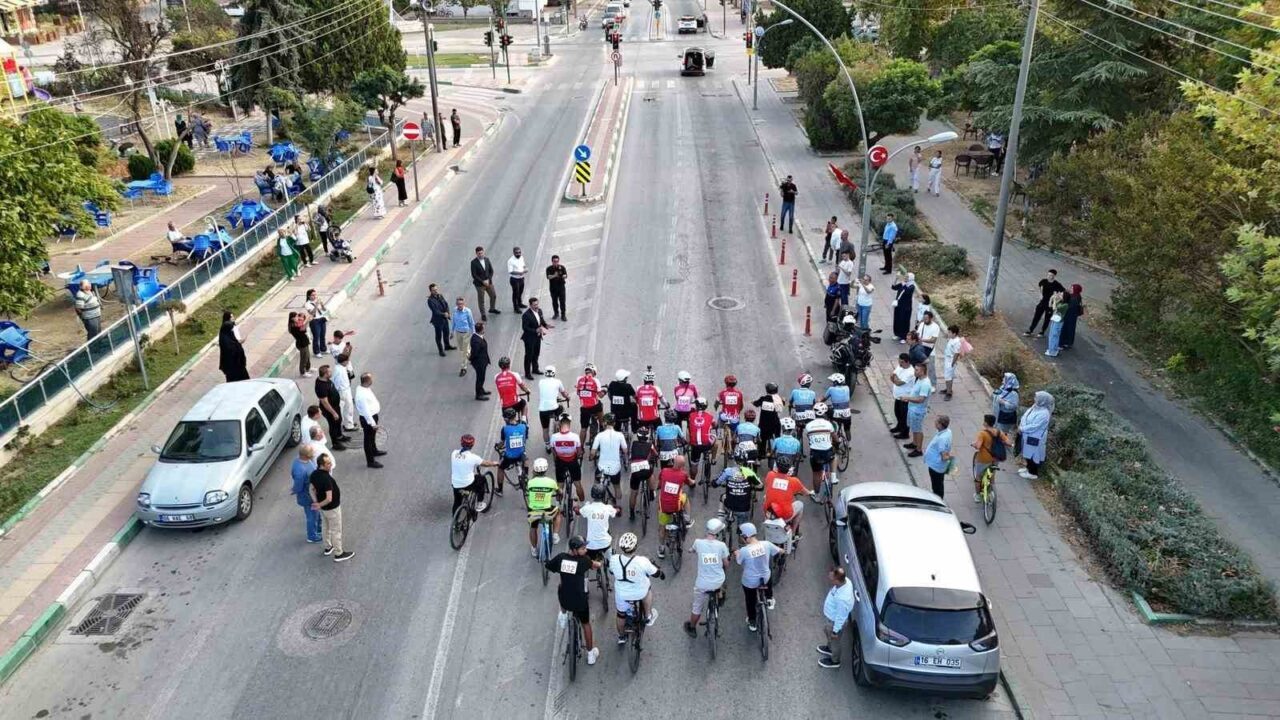 Bursa’nın Yenişehir ilçesinde düzenlenen bisiklet yarışması renkli anlara sahne oldu.