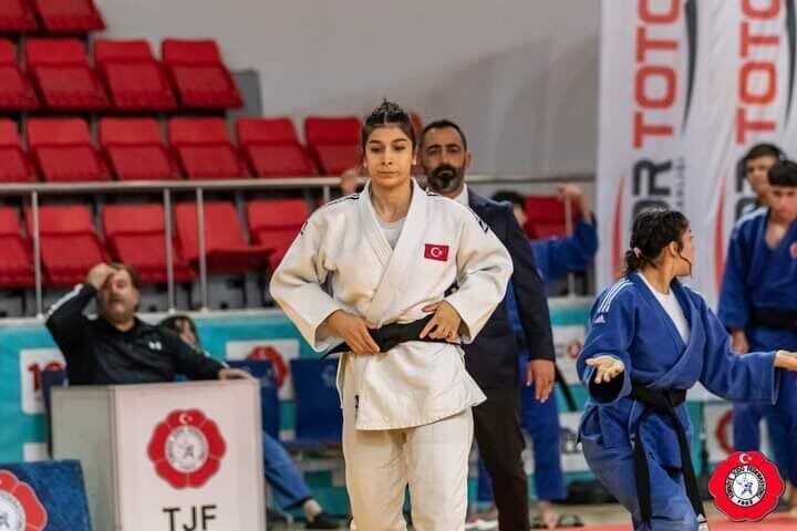 Bilecikli judocu Sümeyye Deniz, Balkan Şampiyonası’nda Türkiye’yi temsil edecek. Balkan