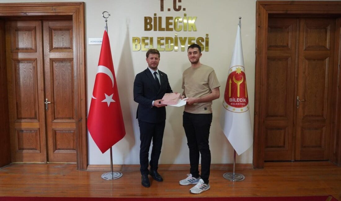 Bilecik’te üniversite sınavında Türkiye 528’incisi olan öğrenci belediyede ağırlandı. Bilecik