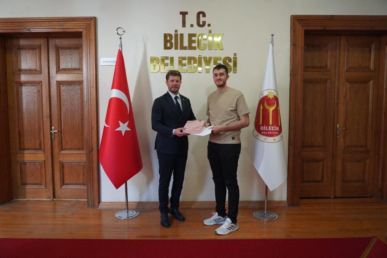 Bilecik’te üniversite sınavında Türkiye 528’incisi olan öğrenci belediyede ağırlandı. Bilecik