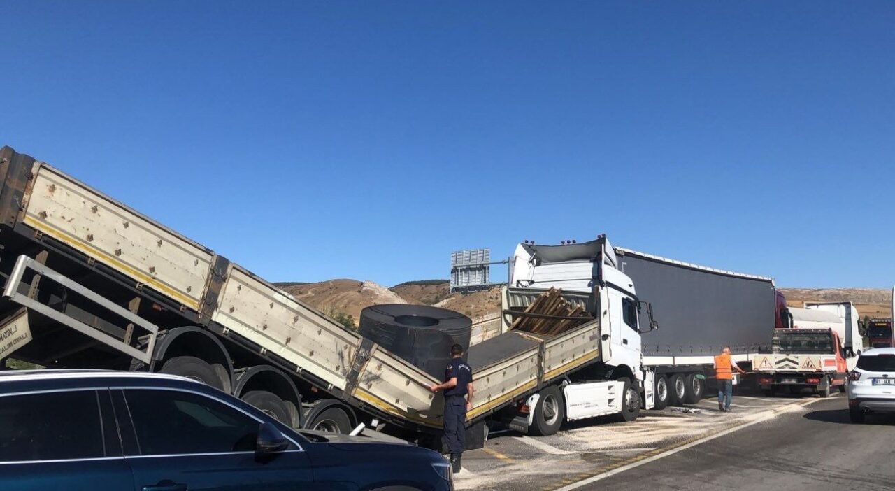Bilecik’te seyir halinde 3 aracın karıştığı zincirleme trafik kazasında 1
