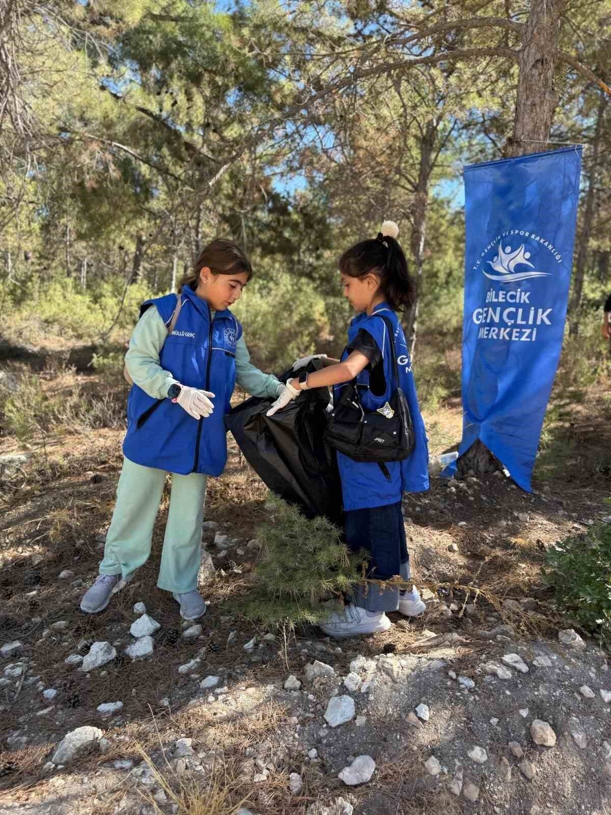 Bilecik Gençlik ve Spor İl Müdürlüğü, Atatürk Ormanı’nda çevre temizliği