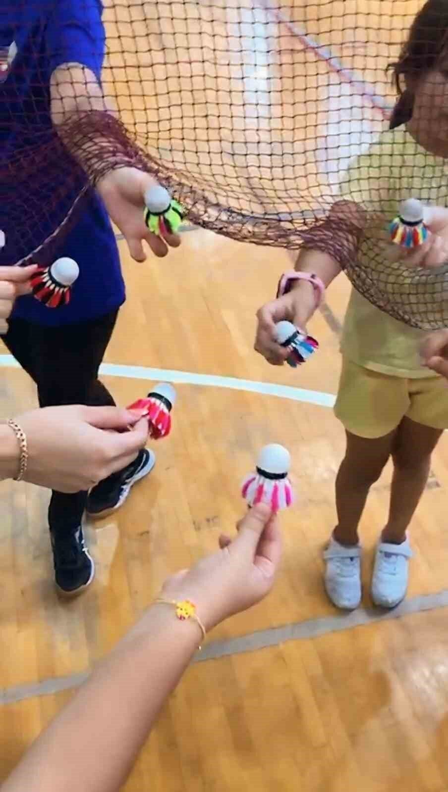 Bilecik’te yaz spor okulları kapsamında gerçekleştirilen badminton kursu, renkli anahtarlıklarla