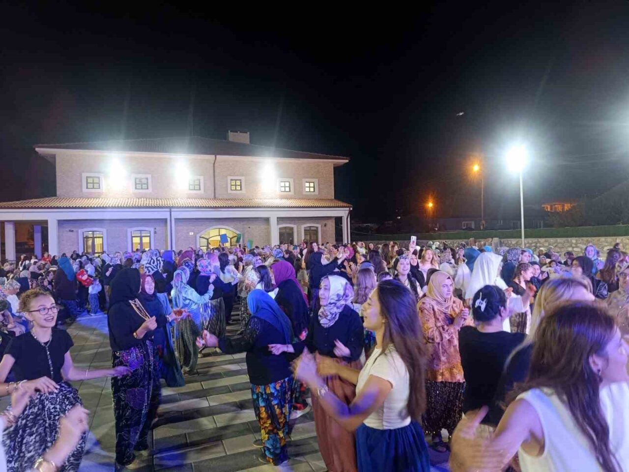 Bilecik’in Pazaryeri ilçesinde ilk kez düzenlenen ’şalvar gecesi’, renkli görüntülere