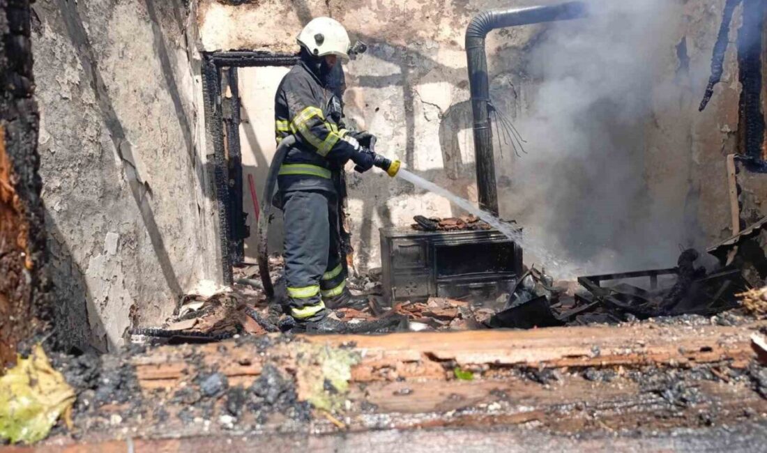 Bilecik’te bir evin çatısında çıkan yangın evlerin birbirlerine bitişik olması