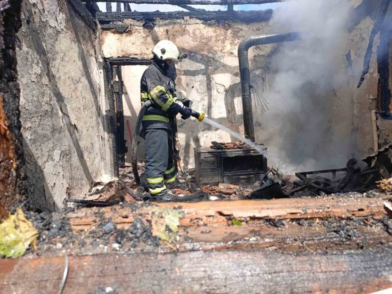 Bilecik’te bir evin çatısında çıkan yangın evlerin birbirlerine bitişik olması