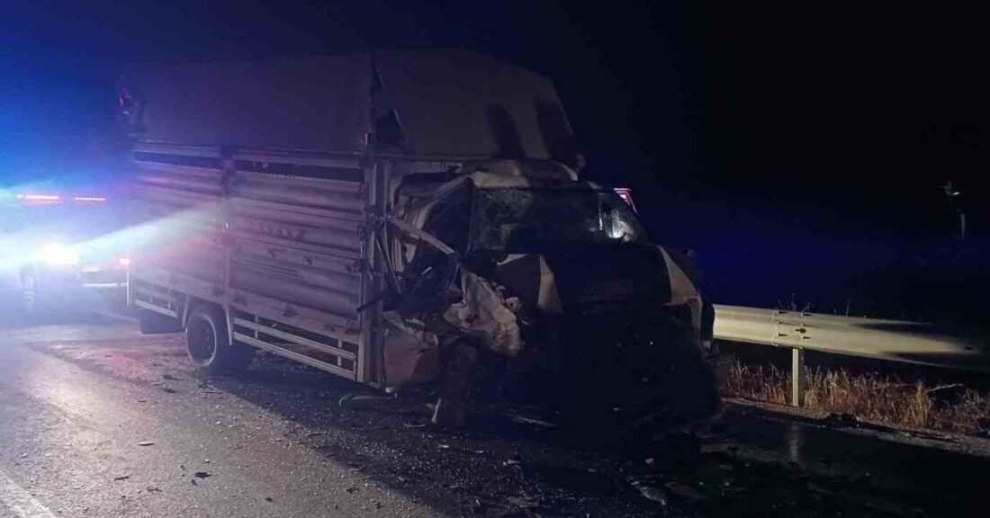 Bilecik’te hafif ticari araç ile kamyonetin çarpışması sonucu meydana gelen