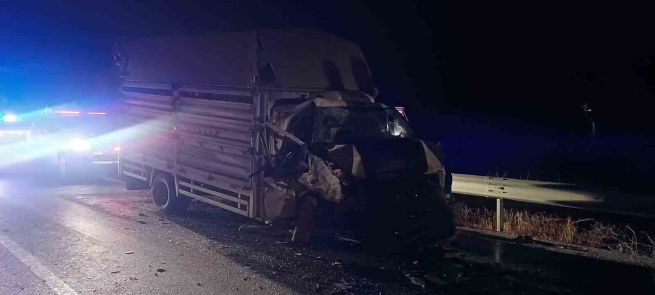 Bilecik’te hafif ticari araç ile kamyonetin çarpışması sonucu meydana gelen