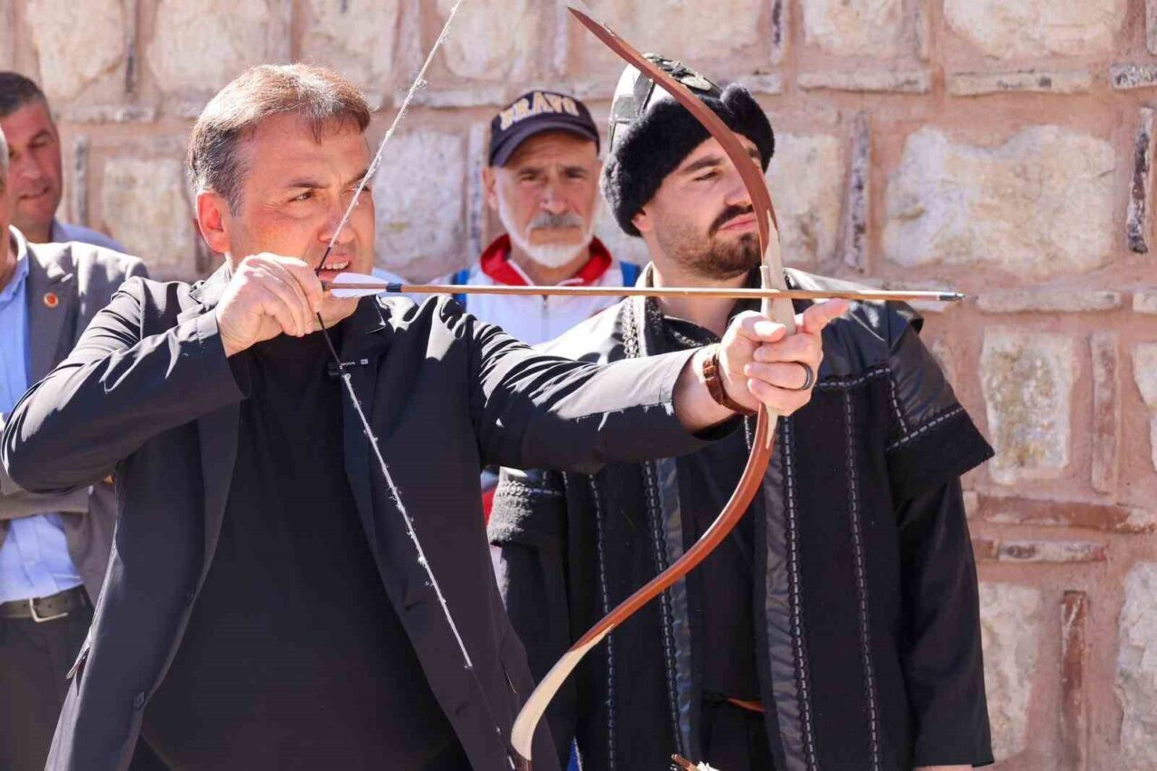 Bilecik’in Gölpazarı ilçesinde düzenlenen İpek Yolu Kültür ve Sanat Festivali,