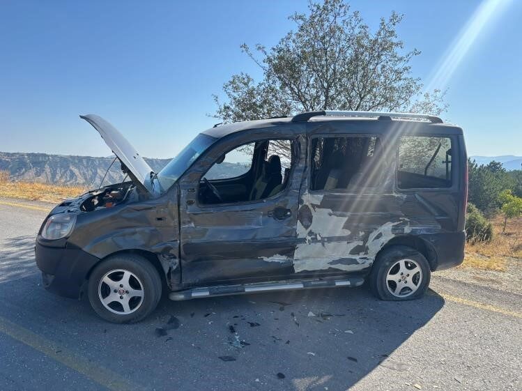 Bilecik’te kamyon ile hafif ticari aracın kafa kafaya çarpışması sonucu