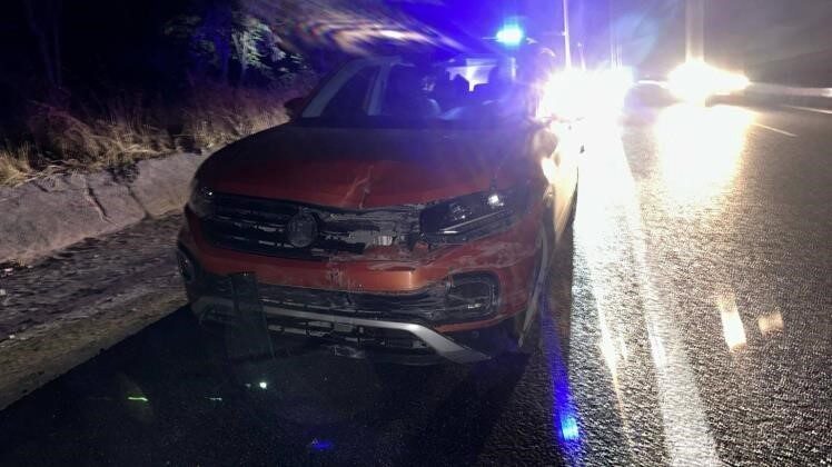 Bilecik’te seyir halinde kontrolden çıkan otomobil refüje çarparken, yaşanan trafik