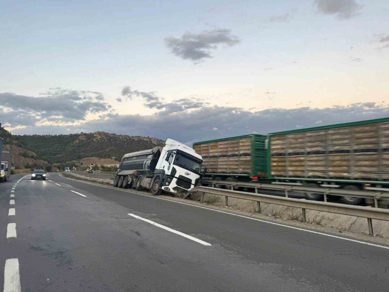 Bilecik’te seyir halinde kontrolden çıkan tır orta refüje çarparken, sürücüsü