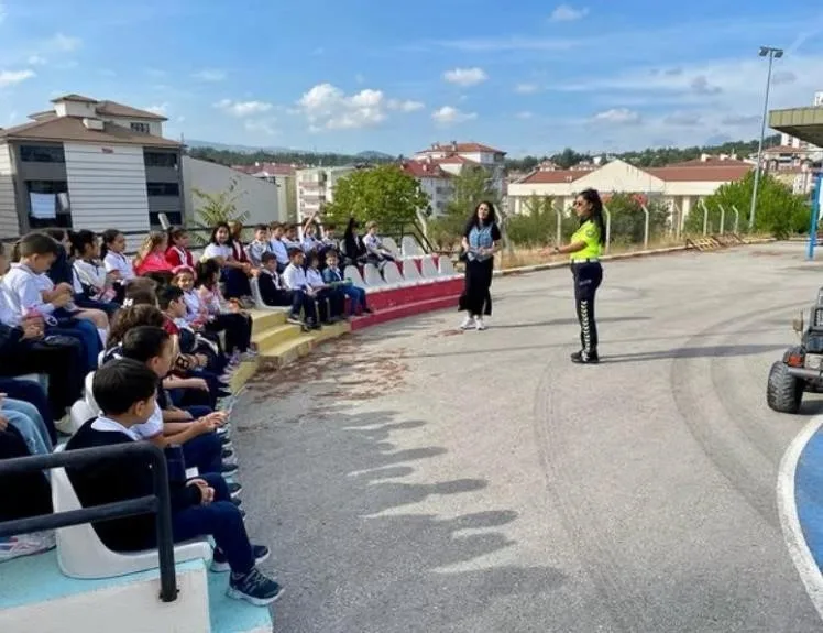 Bilecik’te, Trafik Tescil ve Denetleme Şube Müdürlüğü tarafından Atatürk İlkokulu