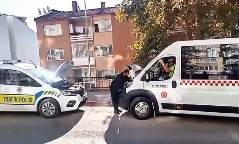 Bilecik’te polis ekipleri, yolda arızalanan otobüse akü takviyesi yaptı. Bilecik