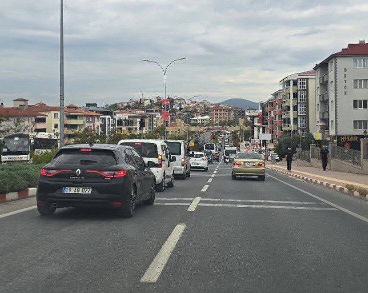 Bilecik’te okulların açıldığı ilk gün trafik çilesi başlarken, kilometrelerce oluşan