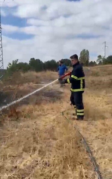 Bilecik’te bir trafoda çıkan yangın otluk alana sıçrarken, alevler büyümeden