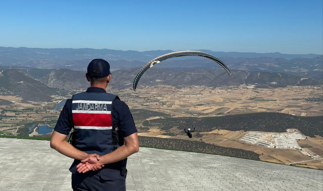 Bilecik’in Gölpazarı ilçesinde düzenlenen Meryem Dağı Yamaç Paraşütü etkinliği, jandarma