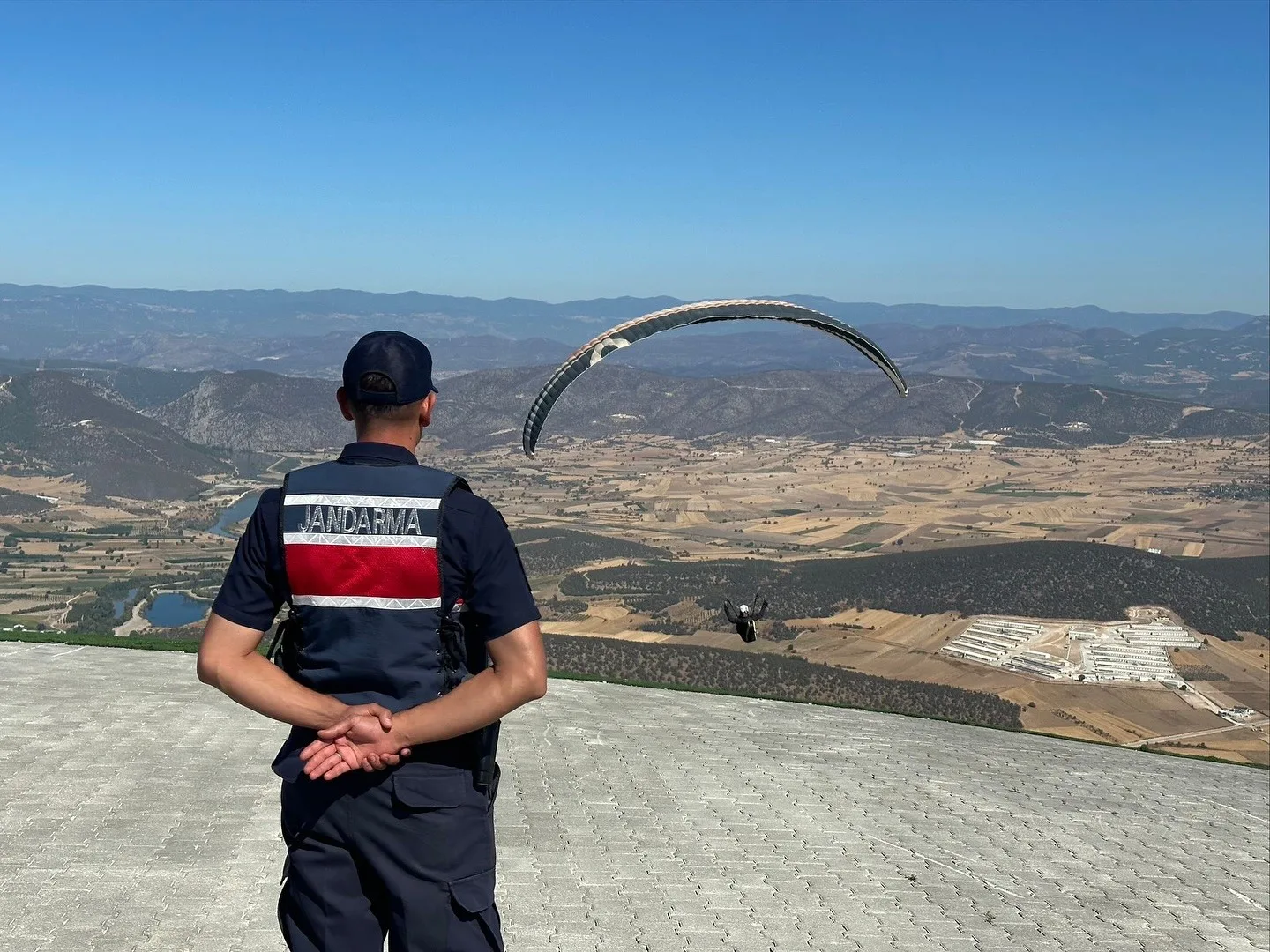 Bilecik’in Gölpazarı ilçesinde düzenlenen Meryem Dağı Yamaç Paraşütü etkinliği, jandarma