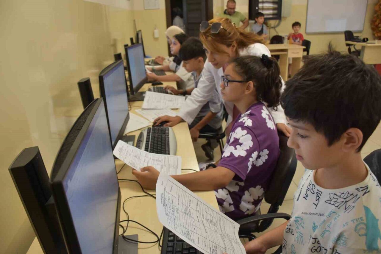 Şahinbey Belediyesi’ne bağlı Binevler Sosyal Tesisi’nde bilgisayar kursları hem çocuklara