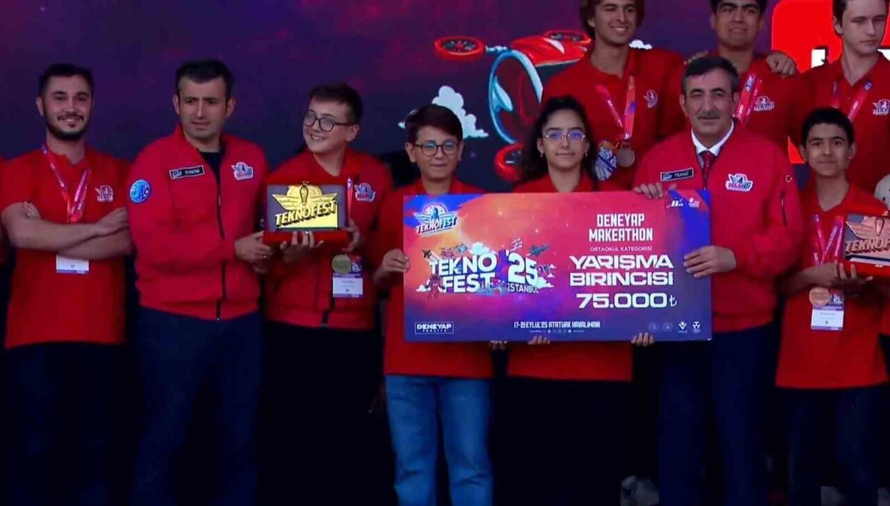 Bilim Yunusemre Bilim Merkezi öğrencilerinden oluşan Summer Triangle Takımı, İstanbul’da