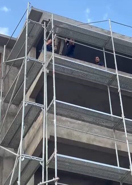 Elazığ’da inşaat halinde bir binada atlamak isteyen şahsı, itfaiye ekibi