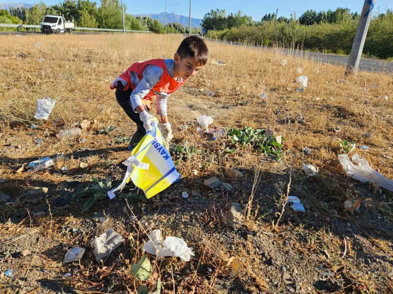 Bingöl’de gönüllüler, Dünya Temizlik Günü kapsamında ana yol kavşaklarında çevre