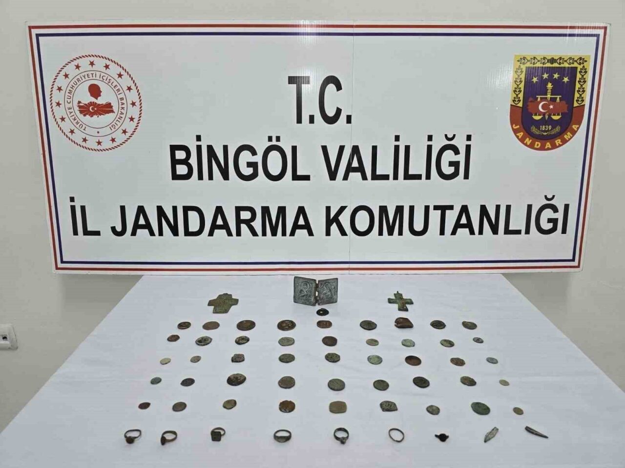 Bingöl’de jandarma ekiplerince şüpheli bir araçta yapılan aramada çok sayıda