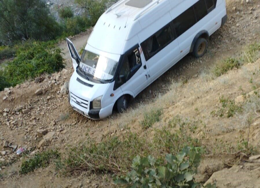 Bingöl’ün Genç ilçesinde yoldan çıkan minibüsün şarampole girdiği kazada 7