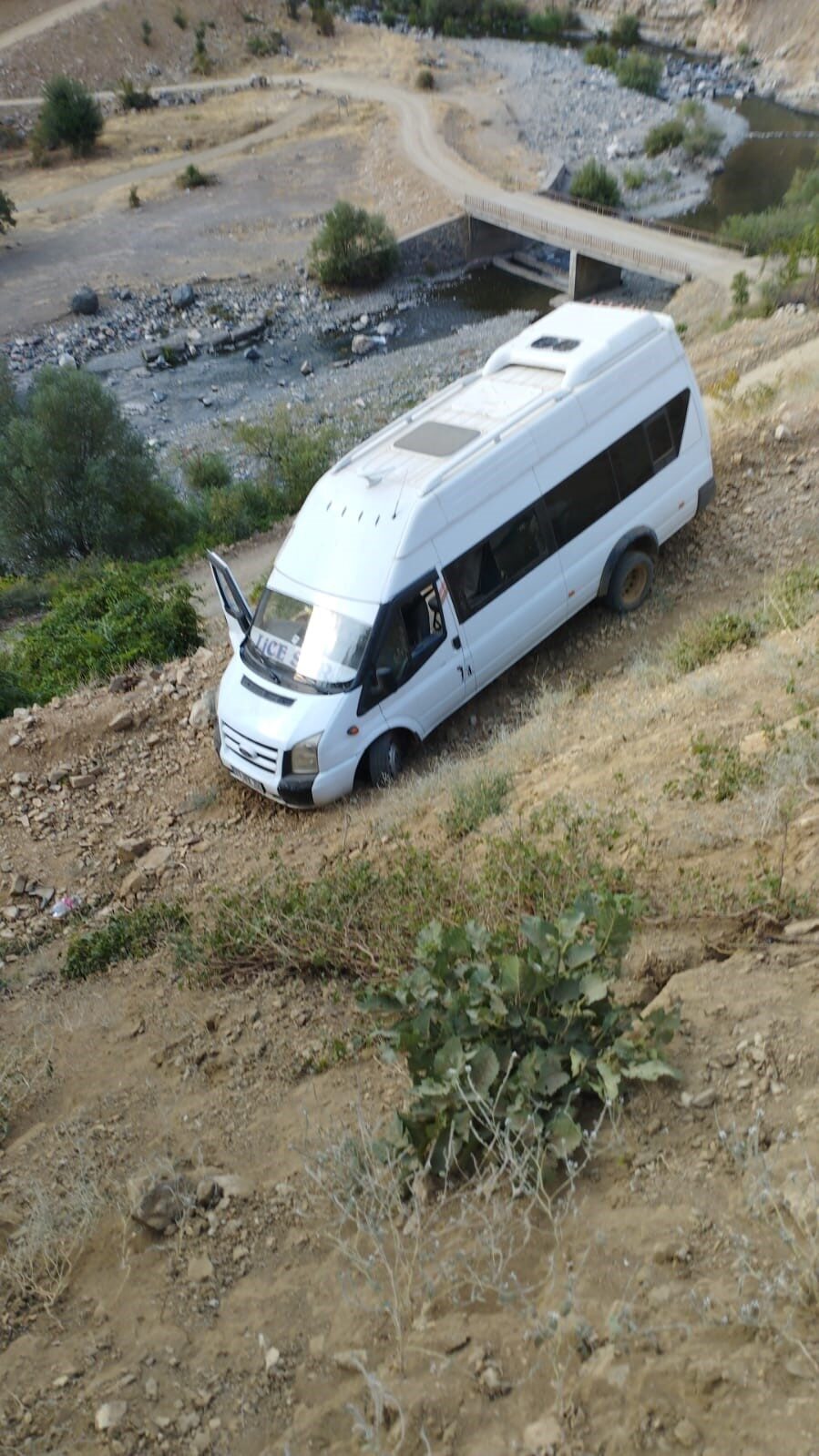 Bingöl’ün Genç ilçesinde yoldan çıkan minibüsün şarampole girdiği kazada 7